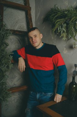 Merdiven, merdiven arka plan üzerinde poz kısa saç kesimi olan bir adam arka plan üzerinde poz genç bir adam