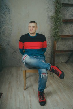 Ciddi ve düşünceli bir adam o şey hakkında düşünüyordum ya da rüya bir sandalyede oturuyor. Kavram: hayalci biri