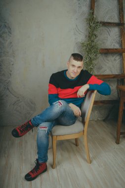 Ciddi ve düşünceli bir adam o şey hakkında düşünüyordum ya da rüya bir sandalyede oturuyor. Kavram: hayalci biri