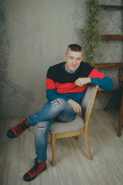 Ciddi ve düşünceli bir adam o şey hakkında düşünüyordum ya da rüya bir sandalyede oturuyor. Kavram: hayalci biri