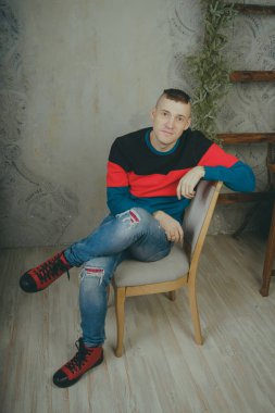 Ciddi ve düşünceli bir adam o şey hakkında düşünüyordum ya da rüya bir sandalyede oturuyor. Kavram: hayalci biri