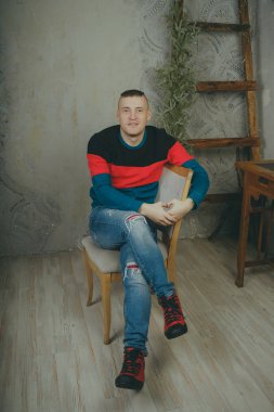 Ciddi ve düşünceli bir adam o şey hakkında düşünüyordum ya da rüya bir sandalyede oturuyor. Kavram: hayalci biri