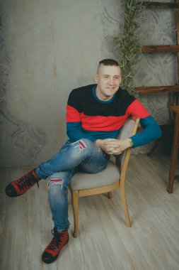 Ciddi ve düşünceli bir adam o şey hakkında düşünüyordum ya da rüya bir sandalyede oturuyor. Kavram: hayalci biri