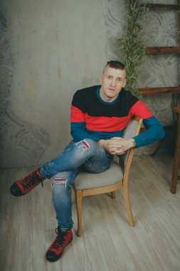 Ciddi ve düşünceli bir adam o şey hakkında düşünüyordum ya da rüya bir sandalyede oturuyor. Kavram: hayalci biri