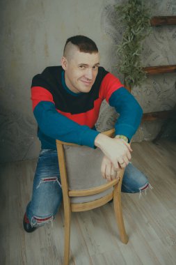 Ciddi ve düşünceli bir adam o şey hakkında düşünüyordum ya da rüya bir sandalyede oturuyor. Kavram: hayalci biri