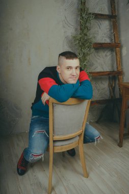 Ciddi ve düşünceli bir adam o şey hakkında düşünüyordum ya da rüya bir sandalyede oturuyor. Kavram: hayalci biri