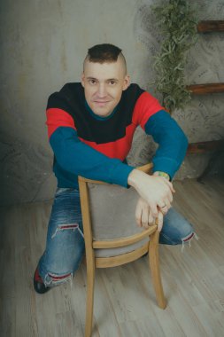 Ciddi ve düşünceli bir adam o şey hakkında düşünüyordum ya da rüya bir sandalyede oturuyor. Kavram: hayalci biri