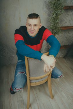 Ciddi ve düşünceli bir adam o şey hakkında düşünüyordum ya da rüya bir sandalyede oturuyor. Kavram: hayalci biri