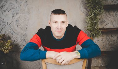 Ciddi ve düşünceli bir adam o şey hakkında düşünüyordum ya da rüya bir sandalyede oturuyor. Kavram: hayalci biri