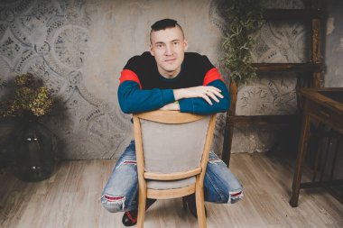 Ciddi ve düşünceli bir adam o şey hakkında düşünüyordum ya da rüya bir sandalyede oturuyor. Kavram: hayalci biri