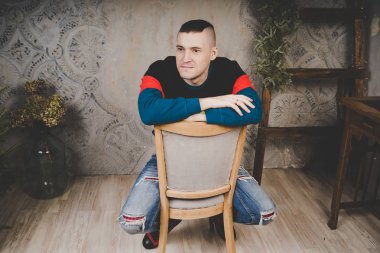 Ciddi ve düşünceli bir adam o şey hakkında düşünüyordum ya da rüya bir sandalyede oturuyor. Kavram: hayalci biri