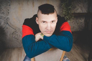 Ciddi ve düşünceli bir adam o şey hakkında düşünüyordum ya da rüya bir sandalyede oturuyor. Kavram: hayalci biri