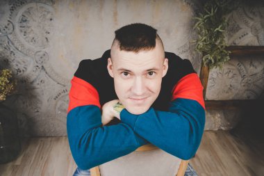 Ciddi ve düşünceli bir adam o şey hakkında düşünüyordum ya da rüya bir sandalyede oturuyor. Kavram: hayalci biri