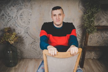 Ciddi ve düşünceli bir adam o şey hakkında düşünüyordum ya da rüya bir sandalyede oturuyor. Kavram: hayalci biri