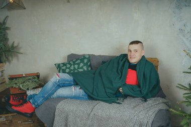 Kanepeye, dinlenme adam oturan neşeli erkek portresi