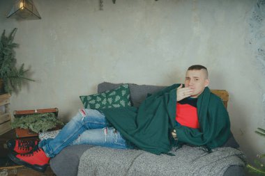 Kanepeye, dinlenme adam oturan neşeli erkek portresi