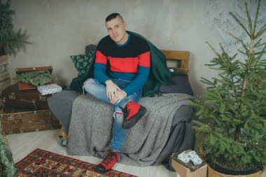 Kanepeye, dinlenme adam oturan neşeli erkek portresi