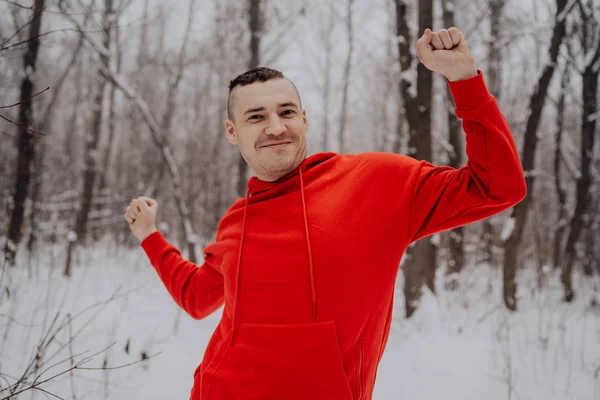 Bláznivý Chlapík Pózuje Lese Zimě Sněhu Stromy Muž Červené Tepláky — Stock fotografie