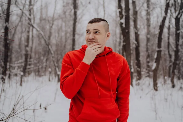 Loco Posando Bosque Invierno Fondo Nieve Los Árboles Hombre Con — Foto de Stock