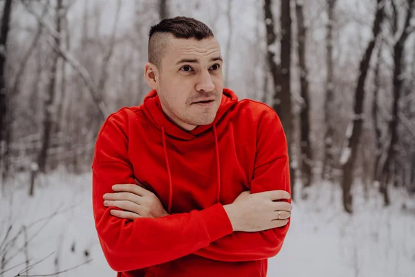 Bláznivý Chlapík Pózuje Lese Zimě Sněhu Stromy Muž Červené Tepláky — Stock fotografie