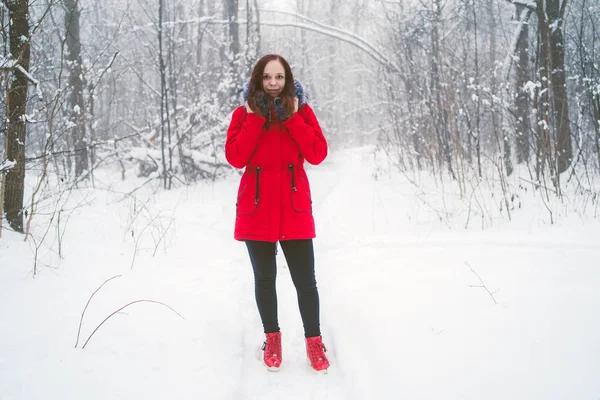 Девушка Красной Куртке Гуляет Лесу Концепция Прогулка Свежем Зимнем Воздухе — стоковое фото