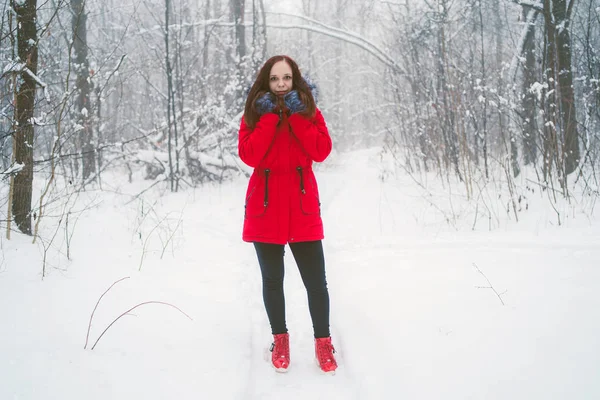 Uma Rapariga Casaco Vermelho Passear Floresta Conceito Passeio Fresco Inverno — Fotografia de Stock