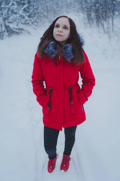 Девушка Красной Куртке Гуляет Лесу Концепция Прогулка Свежем Зимнем Воздухе — стоковое фото