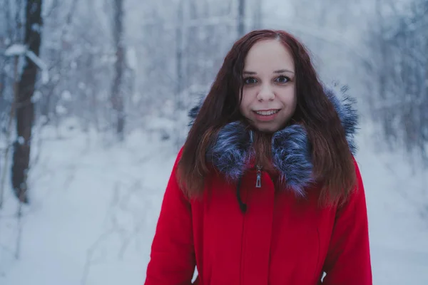 Ragazza Con Una Giacca Rossa Che Cammina Nel Bosco Concetto — Foto Stock