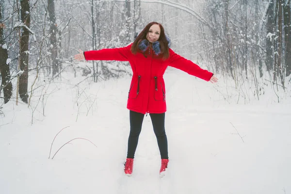 Uma Rapariga Casaco Vermelho Passear Floresta Conceito Passeio Fresco Inverno — Fotografia de Stock