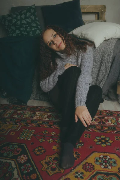 Chica Suéter Gris Sentado Suelo Una Habitación Acogedora — Foto de Stock