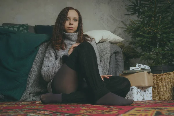 Dziewczyna Szary Sweter Siedząc Podłodze Przytulnej Sali — Zdjęcie stockowe