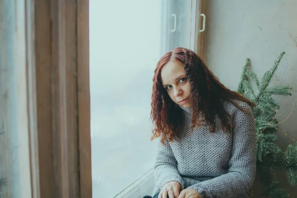 Una Joven Con Suéter Posando Ventana Mujer Vestida Con Suéter — Foto de Stock