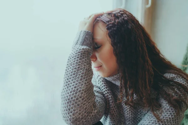 Young Girl Sweater Posing Window Woman Dressed Warm Sweater Street — Stock Photo, Image