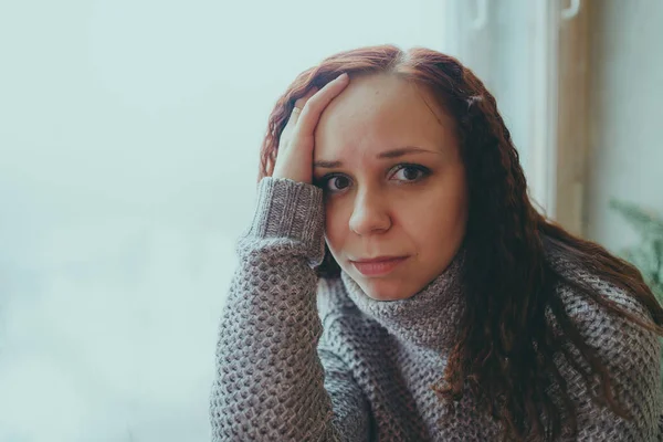 Young Girl Sweater Posing Window Woman Dressed Warm Sweater Street — Stock Photo, Image