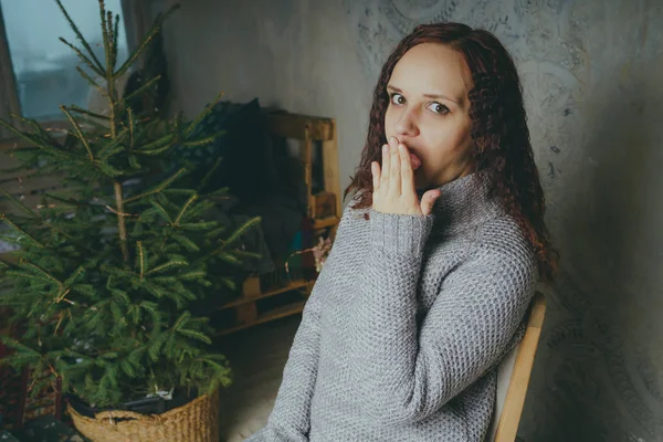 Młoda Dziewczyna Pozowanie Ścianę Szary Sweter Kobieta Ubrana Ciepły Sweter — Zdjęcie stockowe