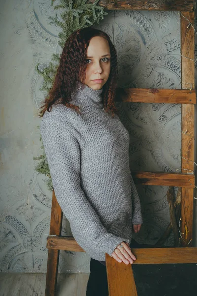 Uma Menina Uma Camisola Posando Contra Uma Parede Cinza Mulher — Fotografia de Stock