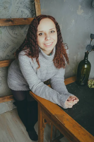 Una Ragazza Con Maglione Che Posa Contro Muro Grigio Donna — Foto Stock