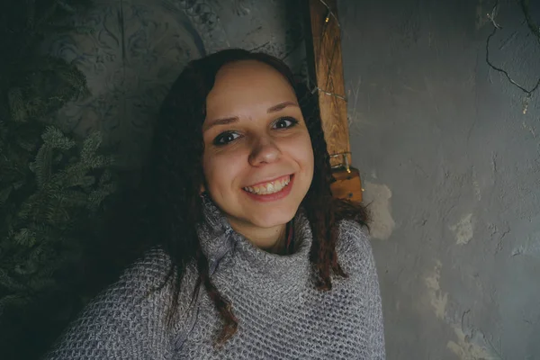 Una Joven Con Suéter Posando Contra Una Pared Gris Mujer — Foto de Stock