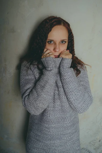 Młoda Dziewczyna Pozowanie Ścianę Szary Sweter Kobieta Ubrana Ciepły Sweter — Zdjęcie stockowe