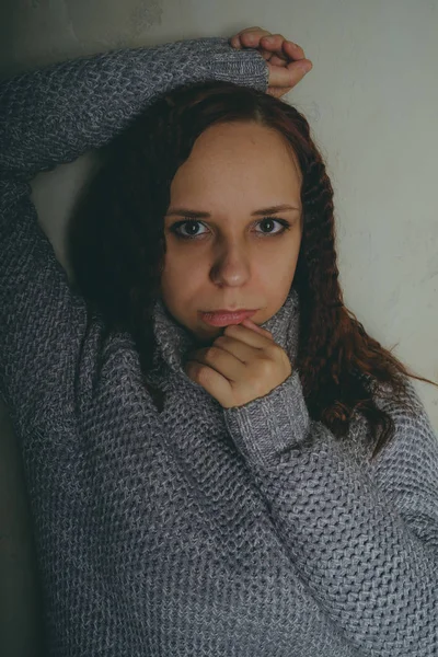 Young Girl Sweater Posing Gray Wall Woman Dressed Warm Sweater — Stock Photo, Image