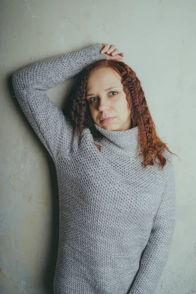 Ein Junges Mädchen Pullover Posiert Vor Einer Grauen Wand Frau — Stockfoto
