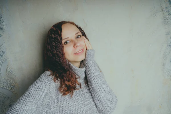 Una Ragazza Con Maglione Che Posa Contro Muro Grigio Donna — Foto Stock