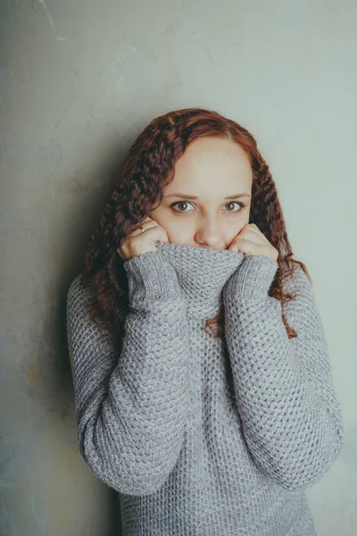 Młoda Dziewczyna Pozowanie Ścianę Szary Sweter Kobieta Ubrana Ciepły Sweter — Zdjęcie stockowe