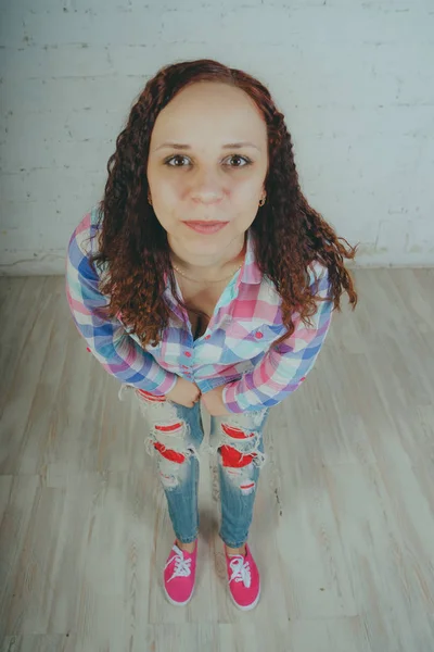 Menina Louca Posando Frente Uma Parede Branca Roupas Rua Camisa — Fotografia de Stock