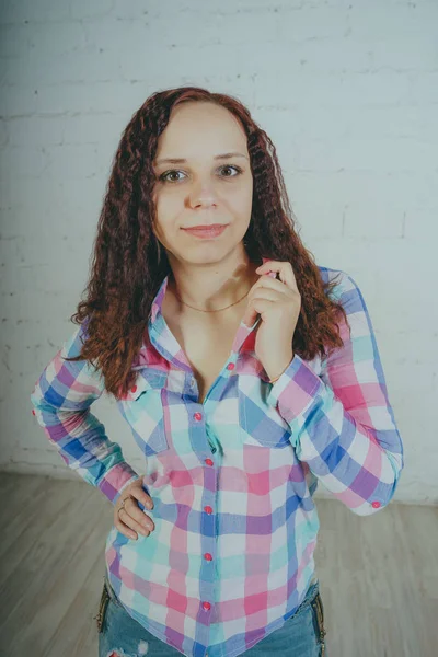 Menina Louca Posando Frente Uma Parede Branca Roupas Rua Camisa — Fotografia de Stock