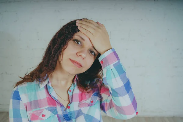 Menina Louca Posando Frente Uma Parede Branca Roupas Rua Camisa — Fotografia de Stock