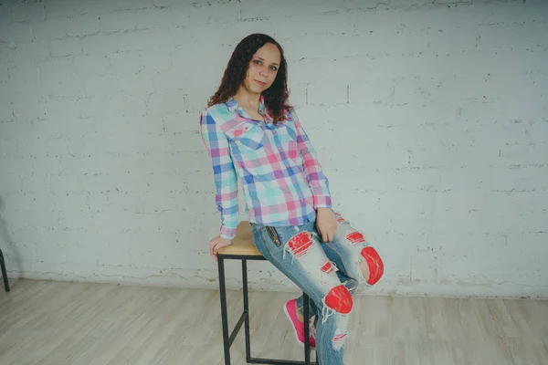 Menina Louca Posando Frente Uma Parede Branca Roupas Rua Camisa — Fotografia de Stock