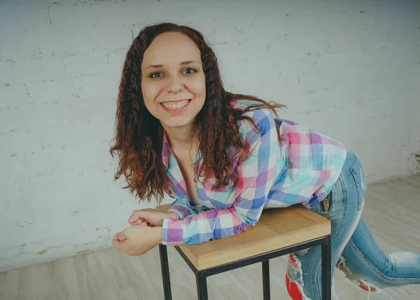 Menina Louca Posando Frente Uma Parede Branca Roupas Rua Camisa — Fotografia de Stock