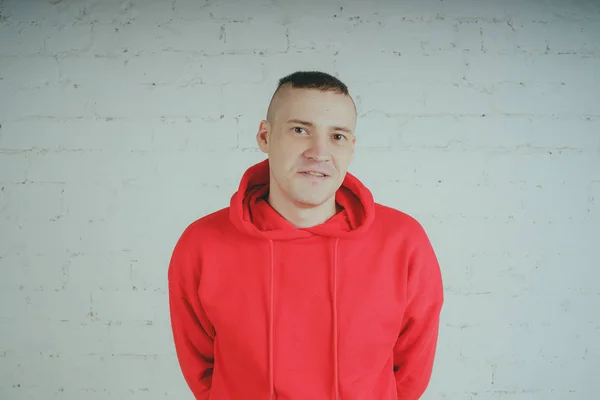 Tipo Guapo Posando Junto Una Pared Ladrillos Loco Con Capucha — Foto de Stock