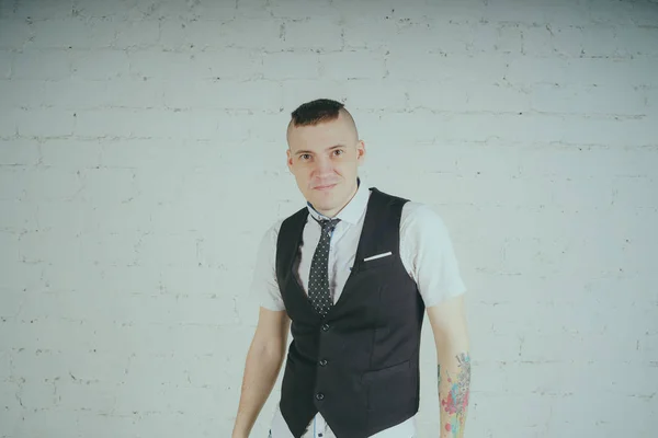 Emocionální Úřednice Tetováním Vystupují Proti Bílé Zdi Člověk Sobě Džíny — Stock fotografie